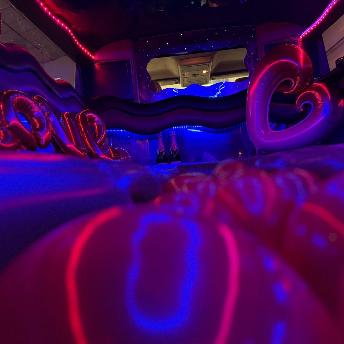 Cumpleaños en limusina con ruta personalizada por Madrid Elige tu recorrido y disfruta del mejor alquiler de limusinas para fiestas de cumpleaños con paradas en lugares icónicos.