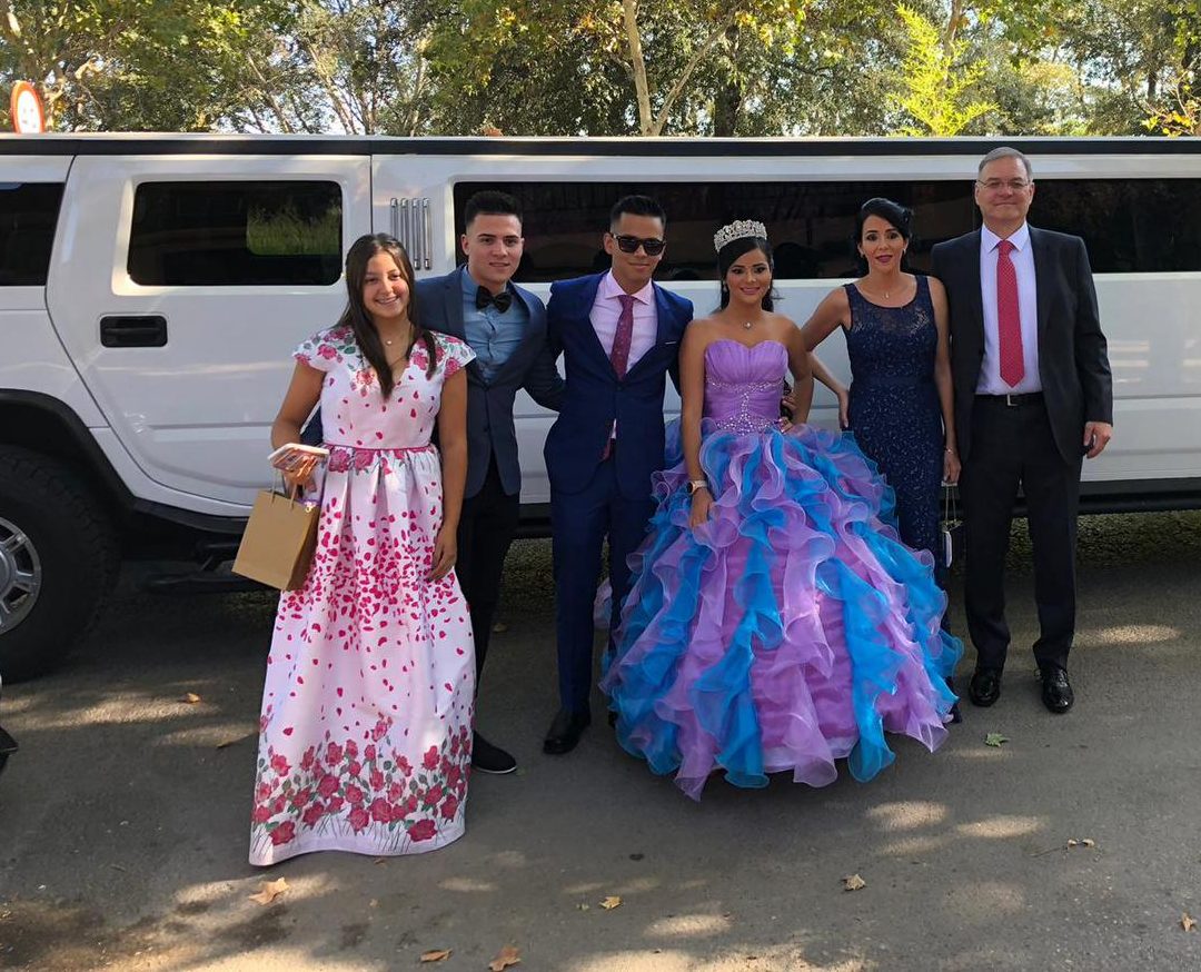 Renta de limusinas para fiesta de 15 años en Madrid – Lujo y diversión Vive una experiencia única con nuestra renta de limusinas para quinceañeras en Madrid. Un recorrido espectacular para tu noche soñada.