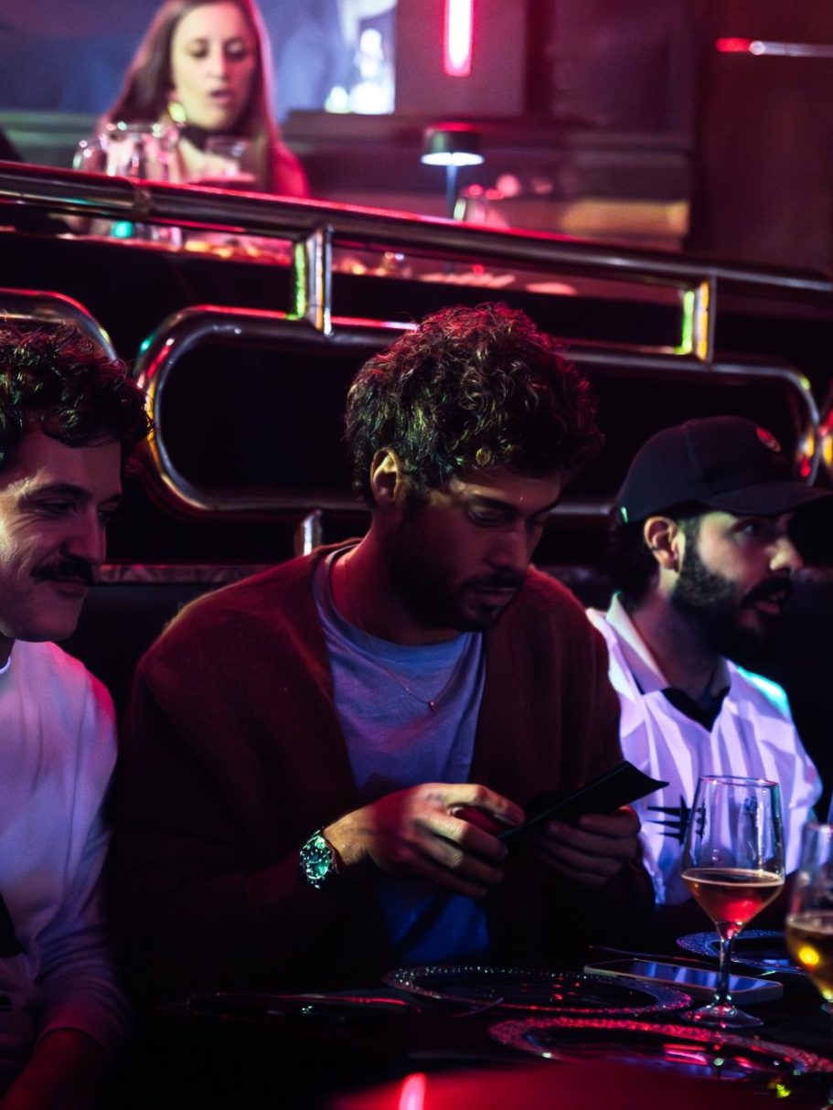 Despedida de soltero con limusina y discoteca Completa tu noche con nuestro servicio de limusinas para eventos de soltero en Madrid y acceso VIP a discotecas.