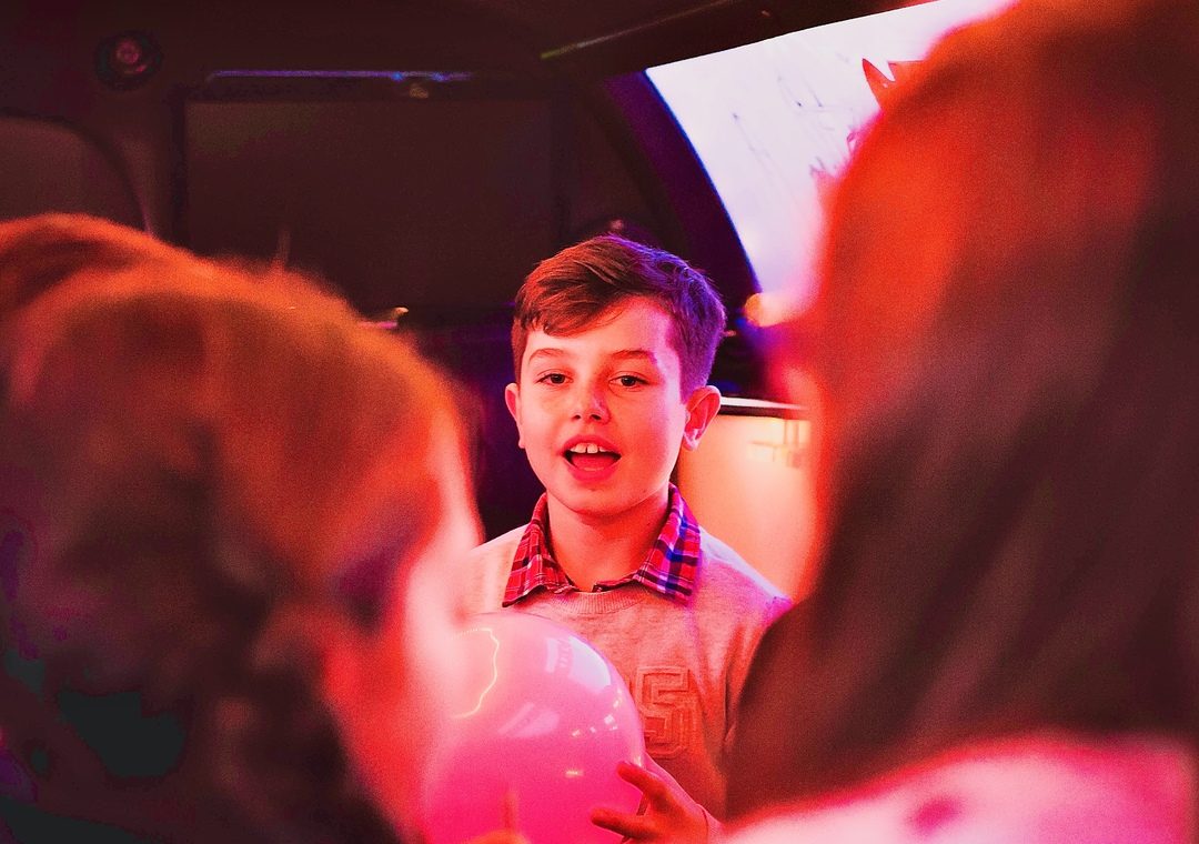 Alquila una limusina para fiestas infantiles en Madrid y sorprende a los niños con un recorrido lleno de diversión y estilo. 🎂✨